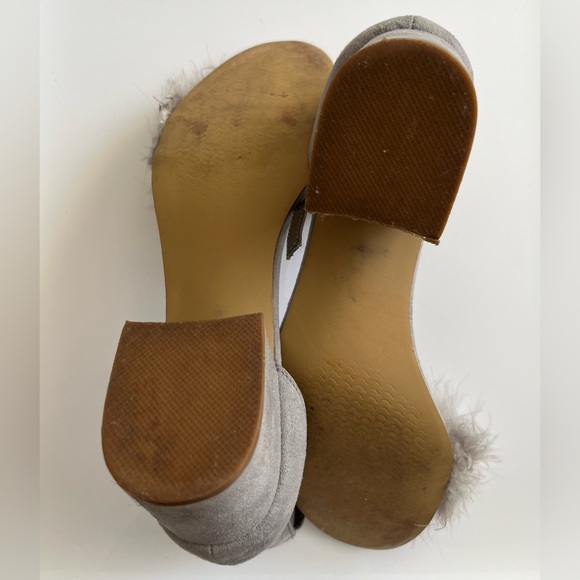 Women’s 🔸Steve Madden🔸 Imelda Grey Feathers 🪶 Sandals - Picture 9 of 15